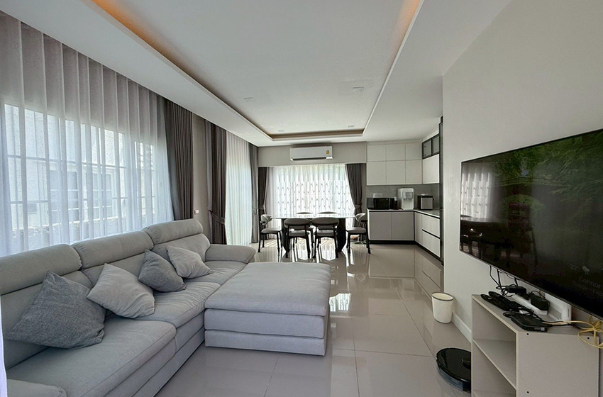 House with Shared Pool in Bangnatrad 